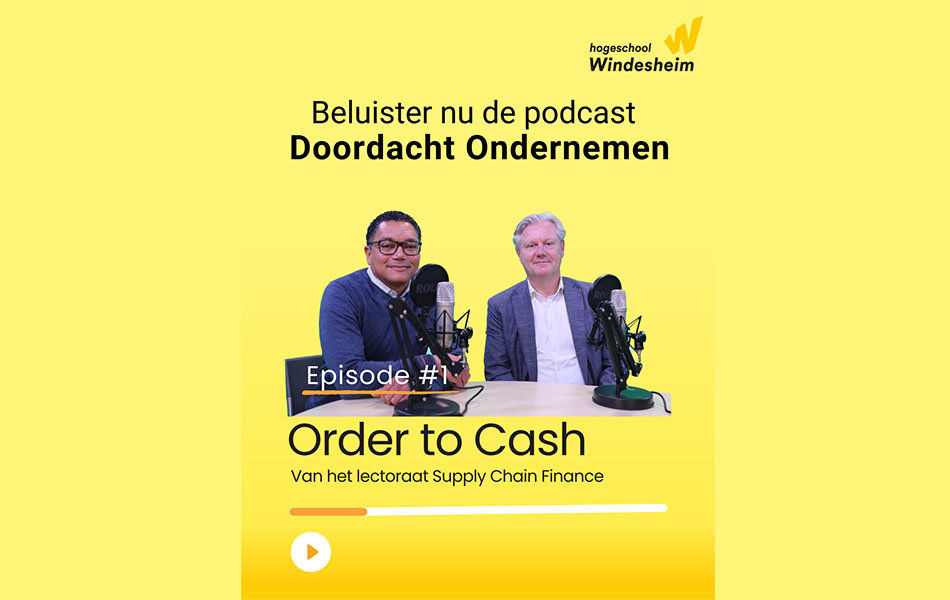 afbeelding van 2 Greg Cronie en ondernemer Tino Wendriks en de tekst: beluister de podcast doordacht ondernemen. Order to Cash van het lectoraat supply chain finance.