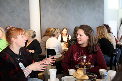 studenten op de high tea