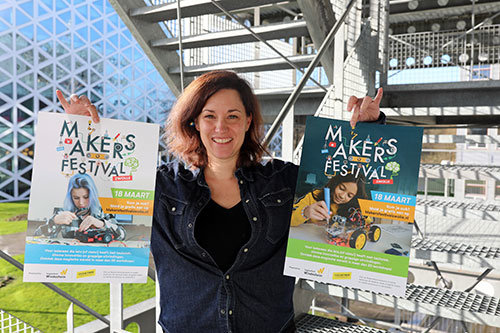 Manon Schrijnemaekers met poster van het Makersfestival Zwolle