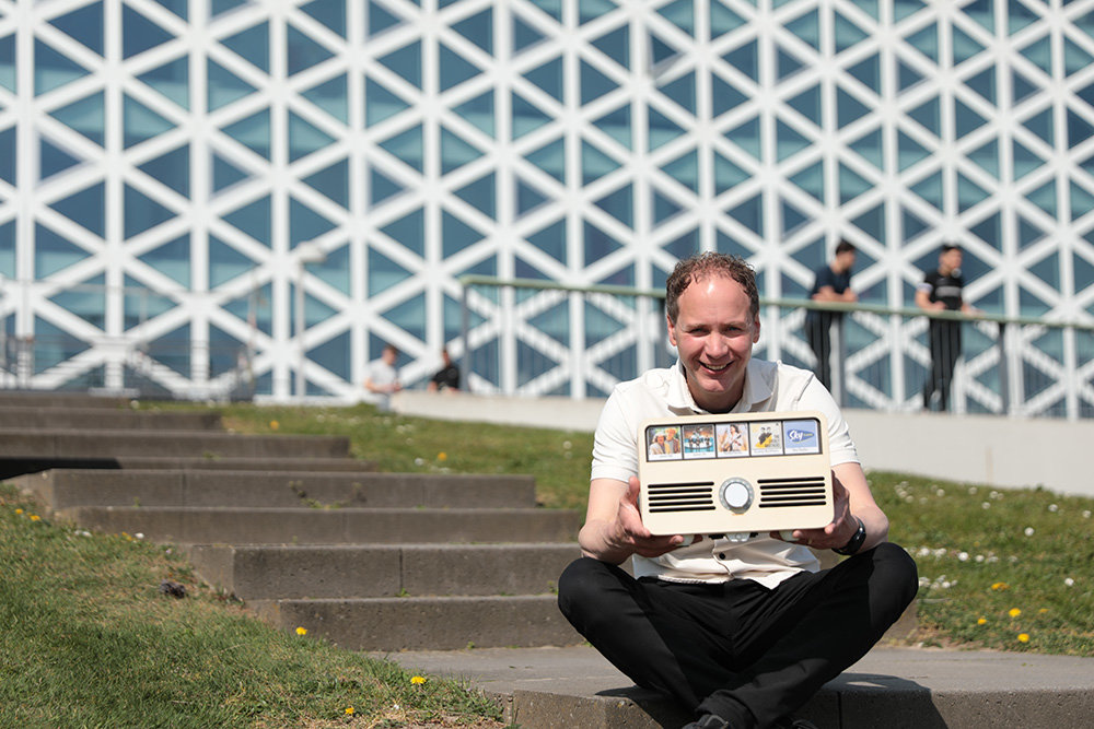 Rik met de Clef'r voor het X-gebouw