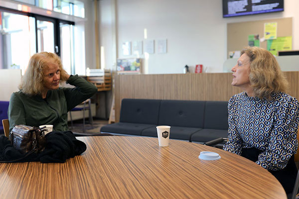 Erna van Koeven en Jarise Kaskens in gesprek