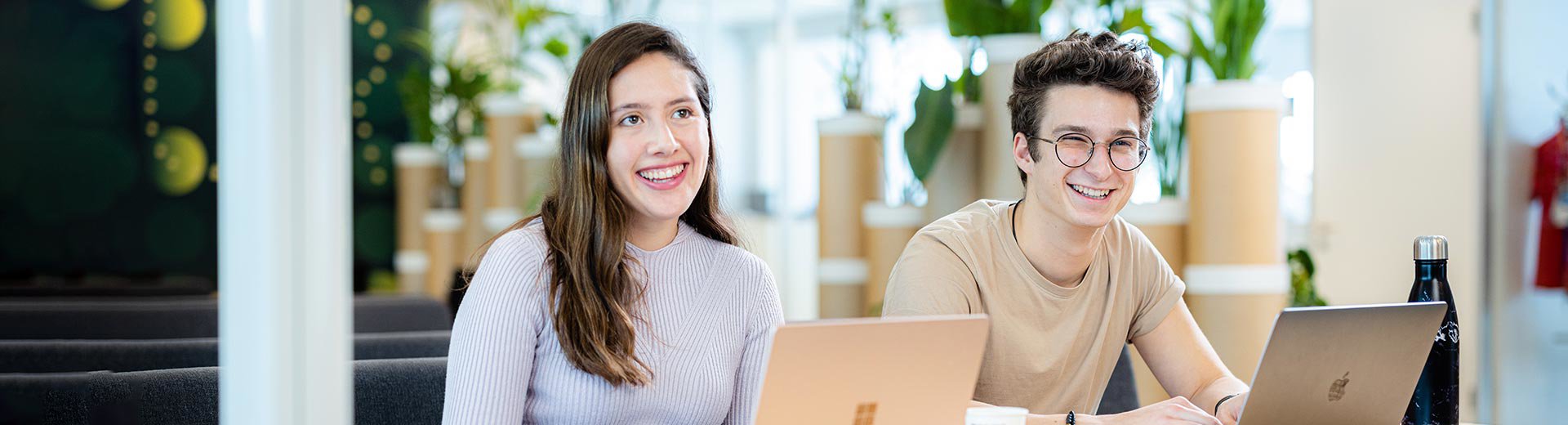 Studenten in gesprek bij Windesheim in Zwolle