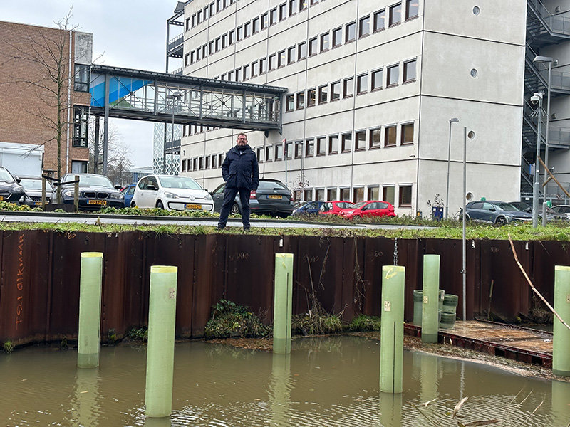 Albert ten Busschen bij het onderzoeksplatform in aanbouw