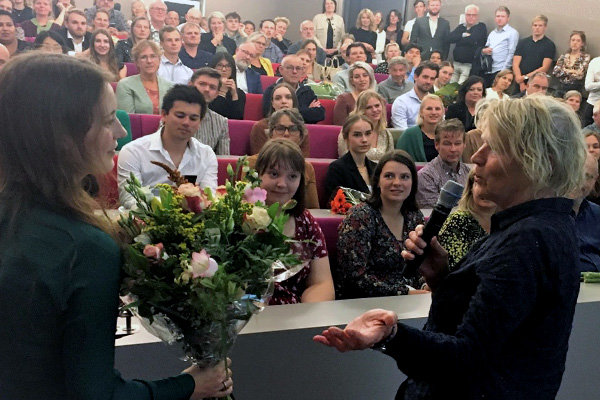 Juryvoorzitter Margriet Brandsma (r) spreekt winnares Annick Götte toe. (Foto Erik van Schaik)