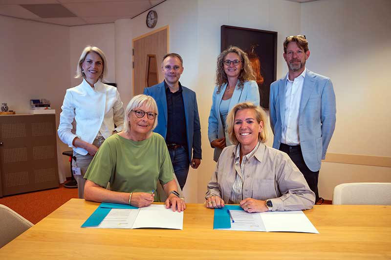 De ondertekening van de intentieovereenkomst tussen Isala en Windesheim.