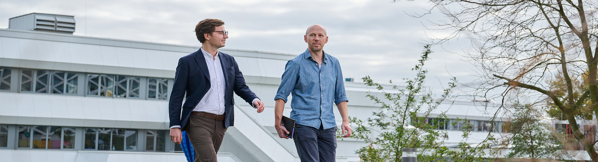 Friso de Vor (rechts) en Floris Jan Sander (links) lopen voor het X-gebouw bij Windesheim