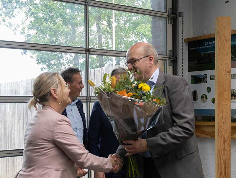Lector Liesbeth Rijsdijk tijdens de ondertekening van de samenwerkingsovereenkomst met Saxion en het Kenniscentrum voor Circulair Bouwen