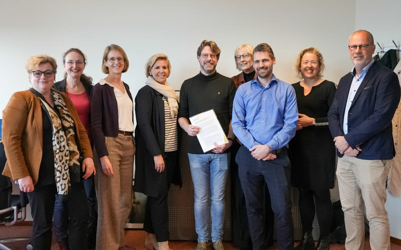 Ondertekening op 4 april met alle betrokkenen: Isala, IJsselheem, Icare, Carinova en hogeschool Windesheim