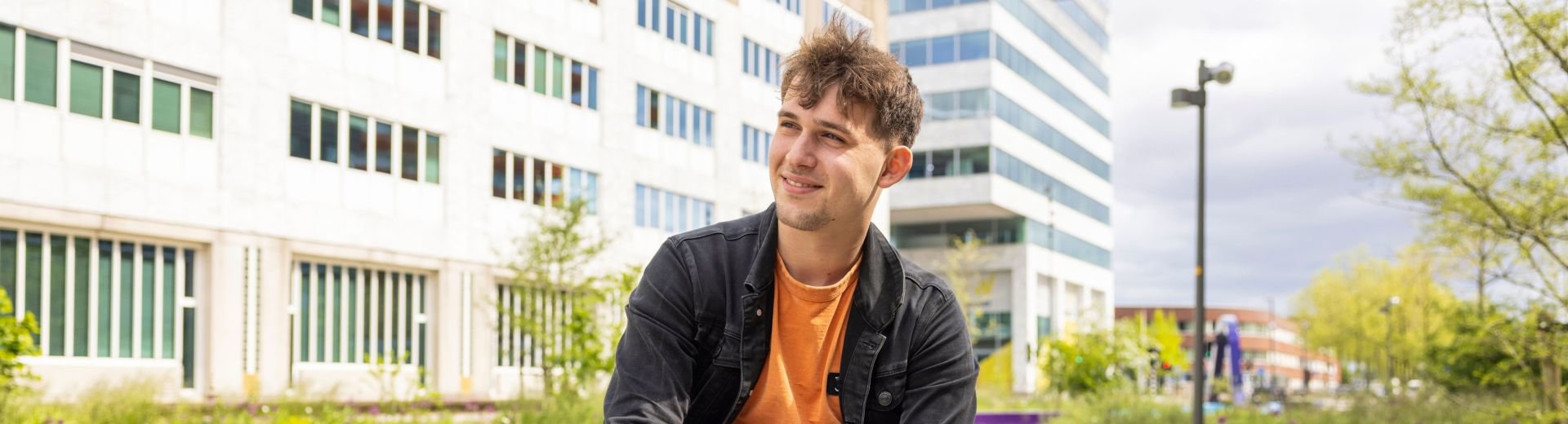 Studenten lopend in gesprek bij Windesheim in Almere