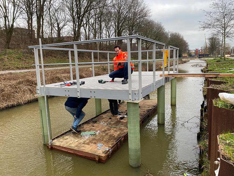 onderzoeksplatform in aanbouw door 2 studenten en een onderzoeker.